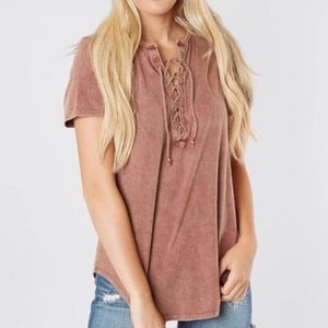 Buckle-gilded intent lace up tshirt